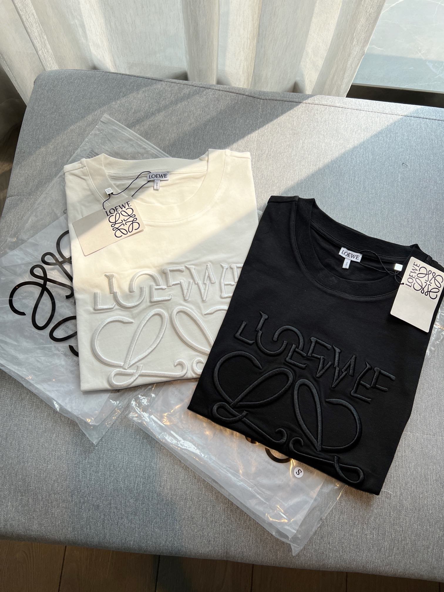 【Loewe错位刺绣T恤】\n\n颜色：黑色/白色\n尺码：SML