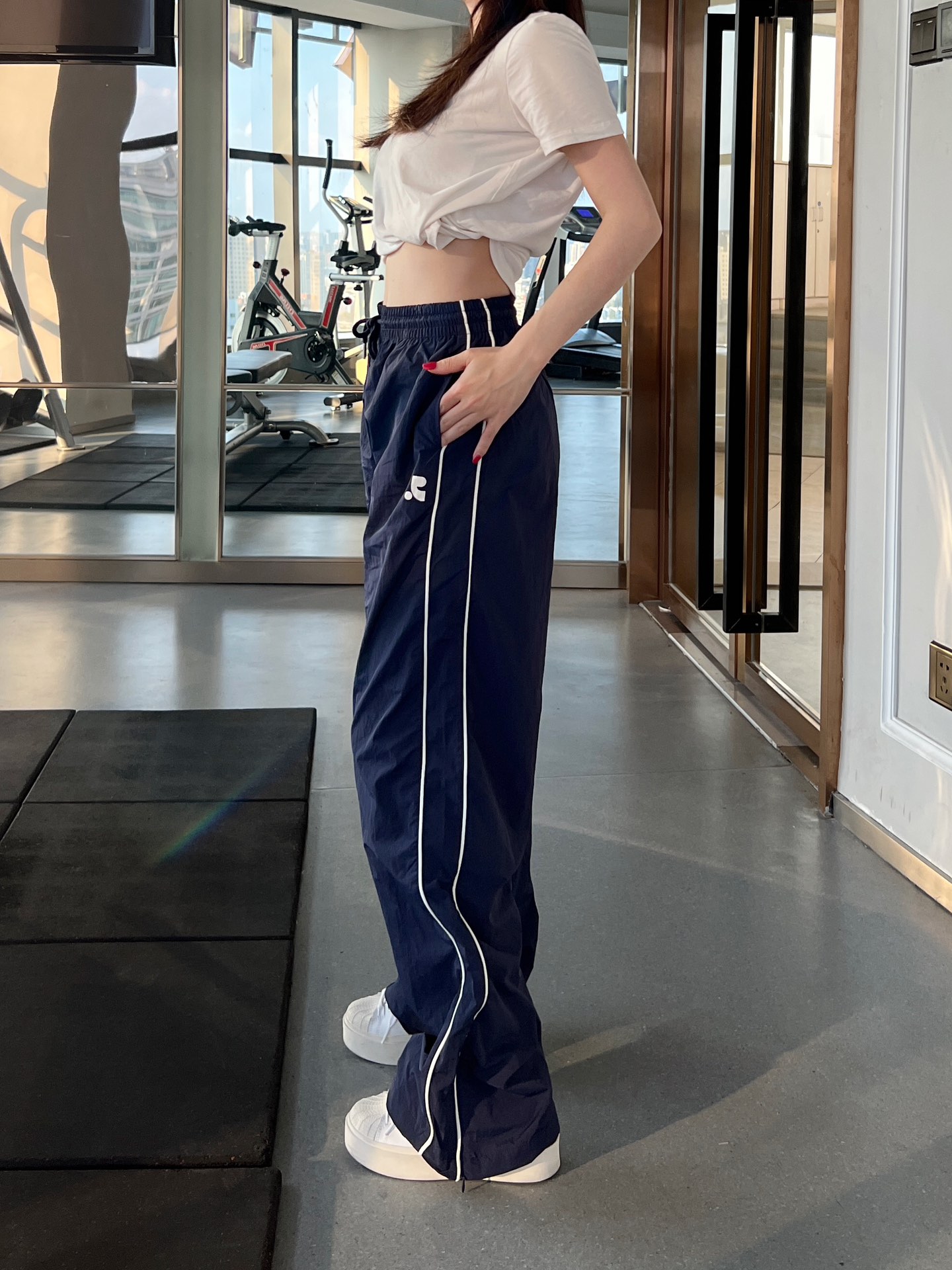 NO:307166,Student-sensing sports pants, are they very similar to school uniforms when they were students? Single-layer woven pants are light and not stuffy, slimming, high and high, and the proportions are super versatile. We can all match the elements of the outfit!,,alexander wang19860909学生感运动裤 是不是很像学生时代校服 单层梭织裤轻盈不闷热 显瘦显高显比例超百搭 穿搭要素全都拿捏!!,,alexander wang,Women's clothing