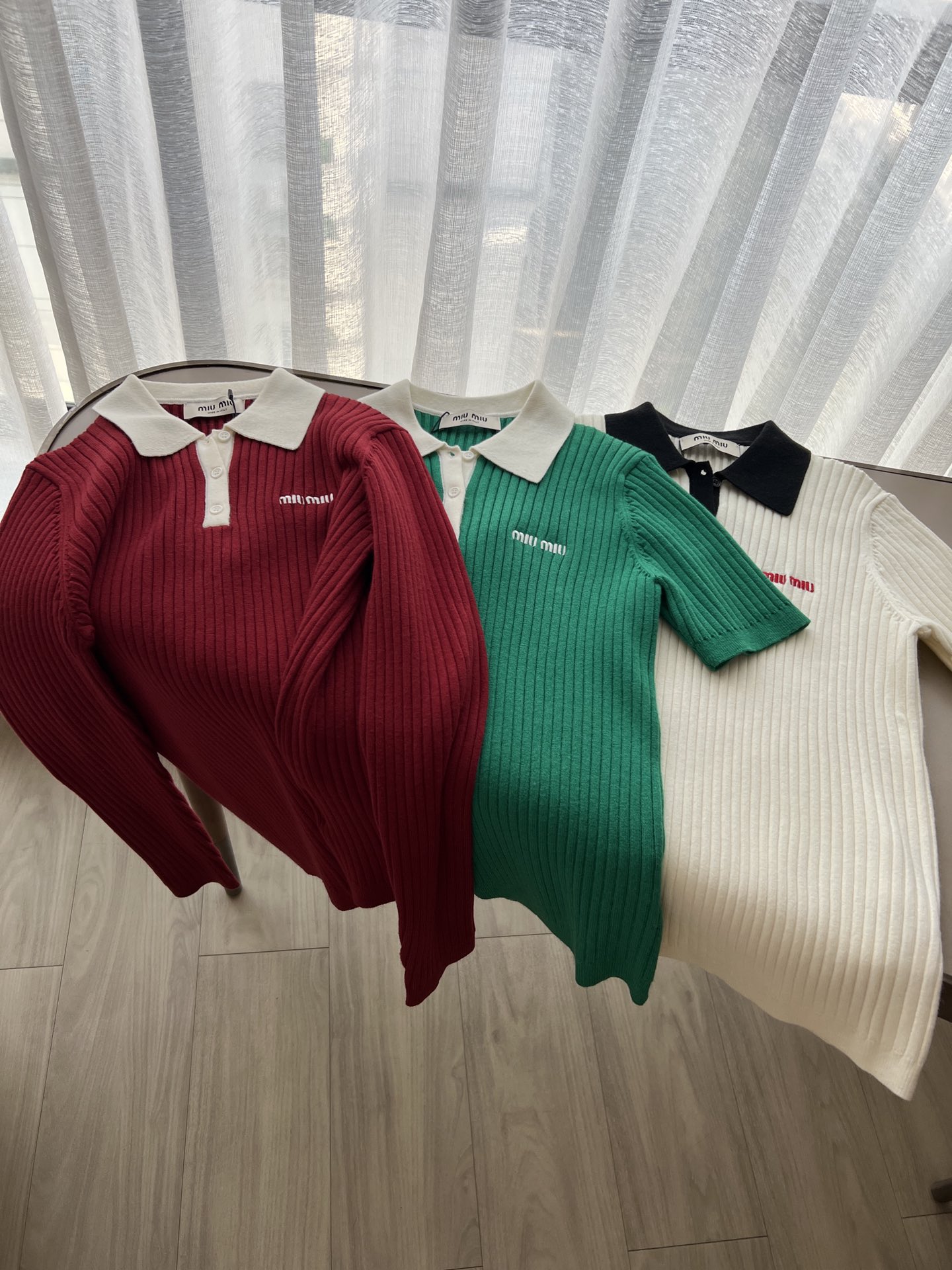 NO:306681,Short-sleeved [Miu Holiday Series Knitted Polo] [New Year Retro Red | Long Sleeve] [White, Christmas Green | Short-sleeved],,miumiu, T-shirt,alexander wang19860909短袖【Miu假日系列针织polo】【新年复古红｜长袖】【白色、圣诞绿｜短袖】,,miumiu,T-shirt,alexander wang,Women's clothing