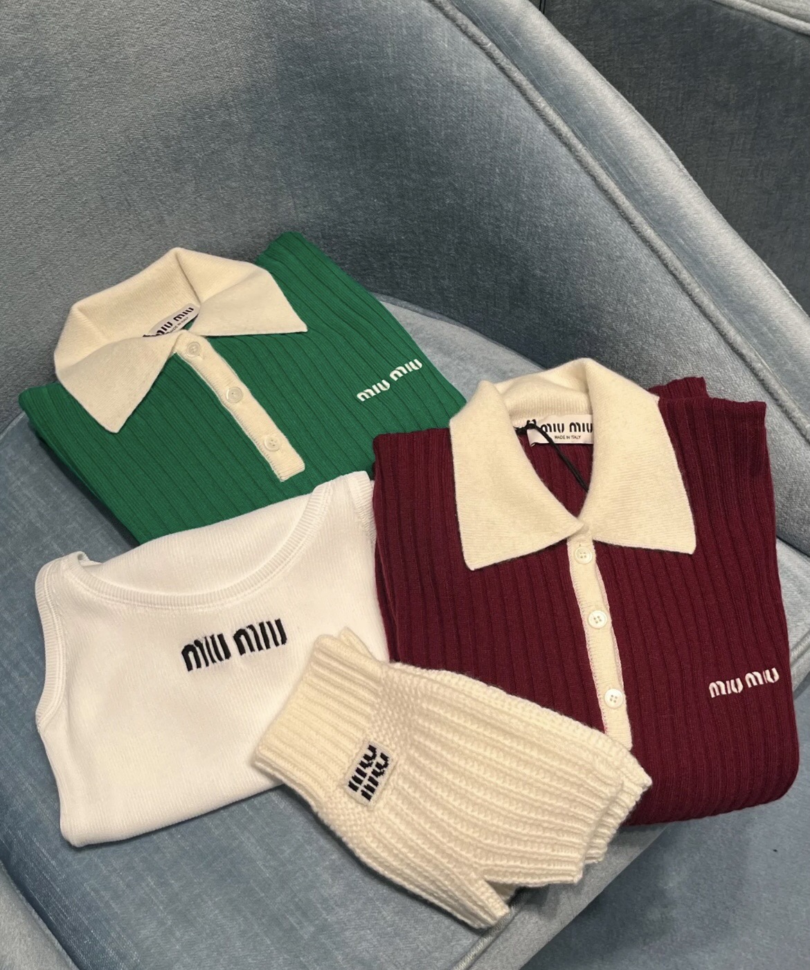 NO:306679,Short-sleeved long-sleeved MiuMiu 2025SS Holiday series Polo knitting series that continues the style of intellectuals The layering effect is really amazing. The new model is to wear it warmly~, miumiu, T-shirt, alexander wang19860909短袖长袖MiuMiu 2025SS 假日系列 延续了知识分子风的polo针织系列 叠穿效果真的太惊艳了 新款就是要热乎着穿～,,miumiu,T-shirt,alexander wang,Women's clothing