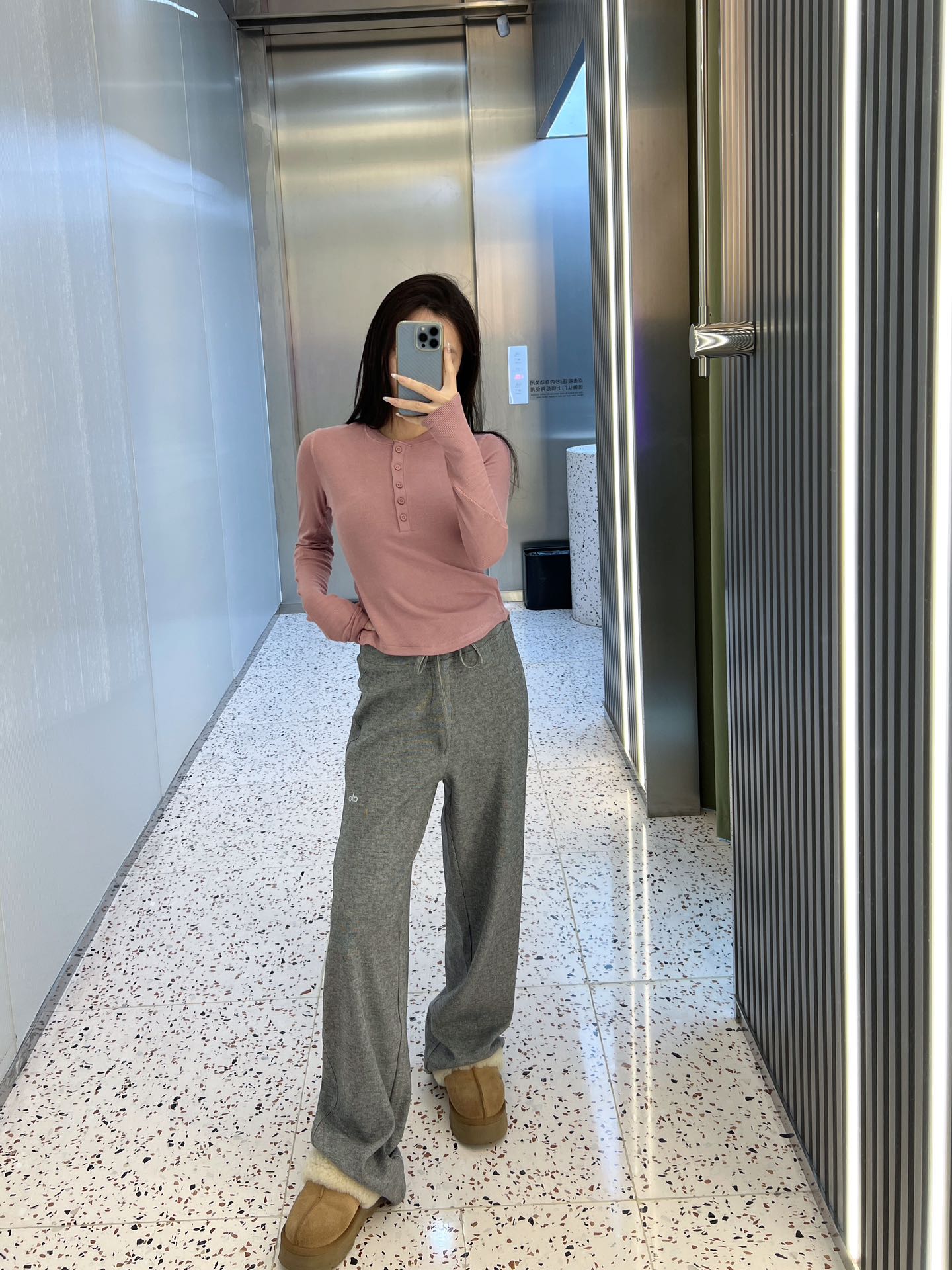 NO:311819,The strongest floor pants on the surface. Whoever wears the long legs. A small person must be striking. The proportions of the legs are super good. A pair of thick-soled shoes. The perfect companion for floor pants. Alexander wang19860909地表最强拖地裤 谁穿谁腿长 小个子一定要冲 显的腿型比例都超级好 搭一双厚底鞋 拖地裤的完美伴侣,,alexander wang,Women's clothing