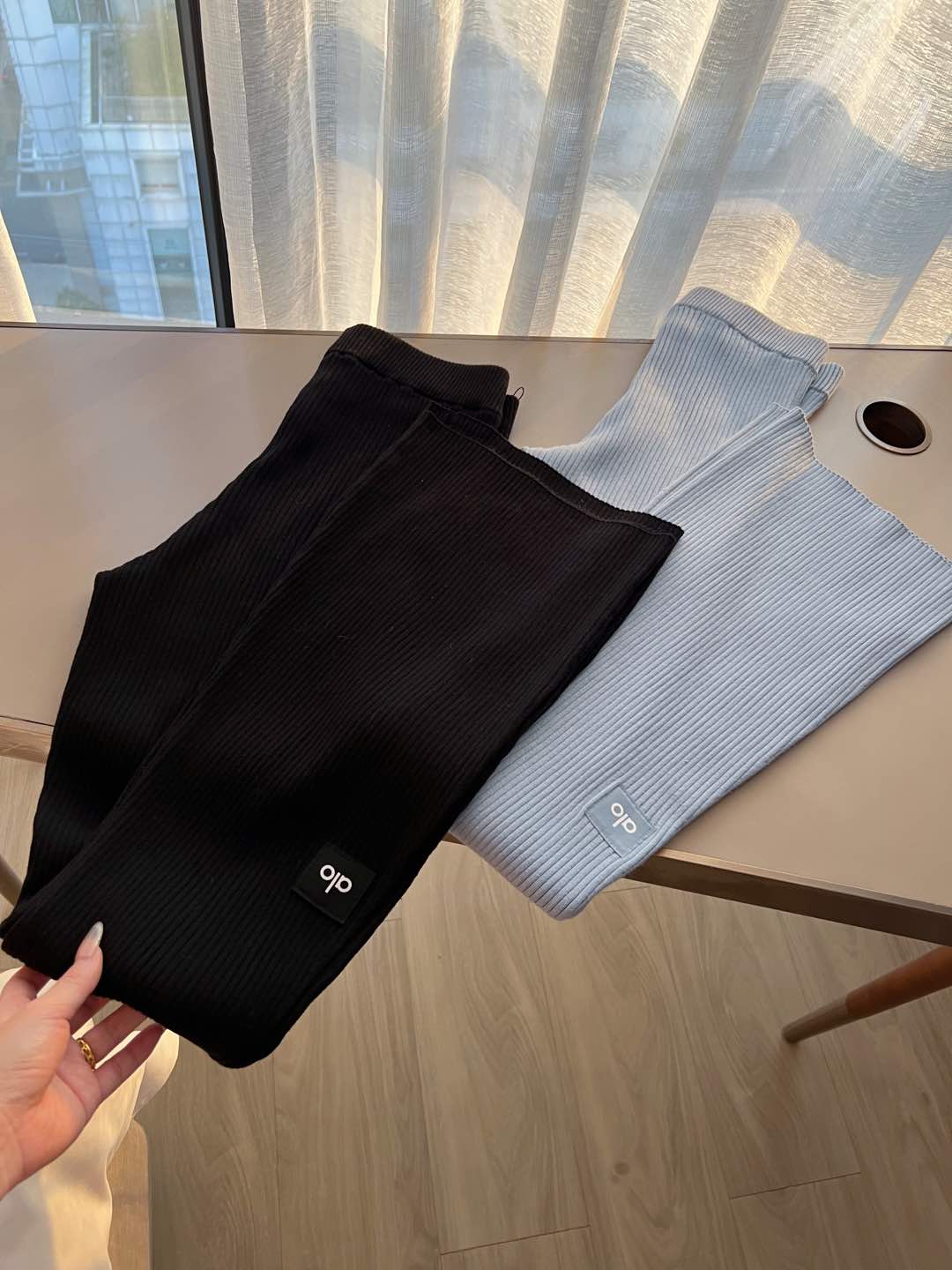 Alo leggings yoga light blue and black