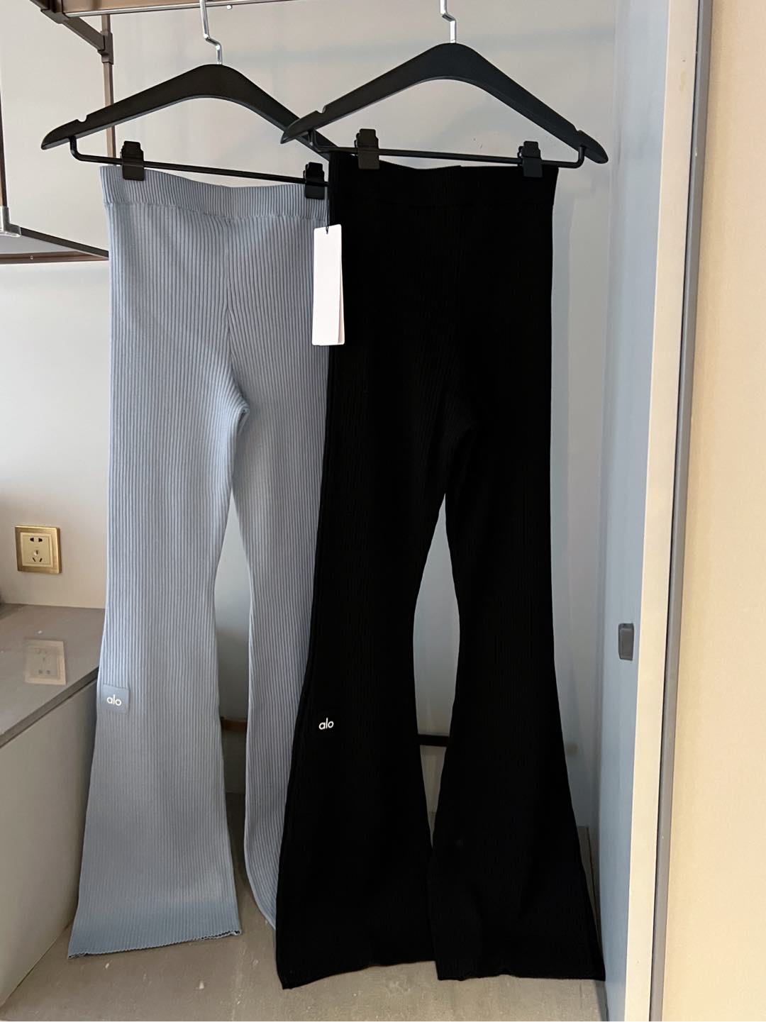 Alo leggings yoga light blue and black