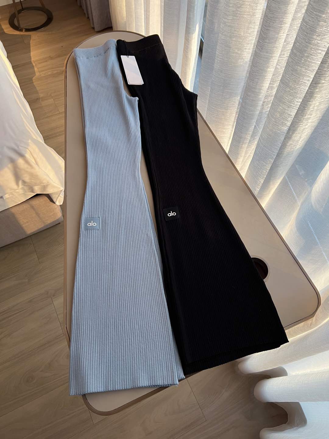 Alo leggings yoga light blue and black