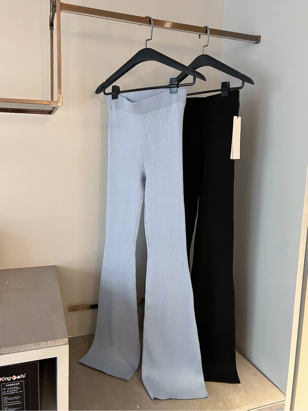 Alo leggings yoga light blue and black