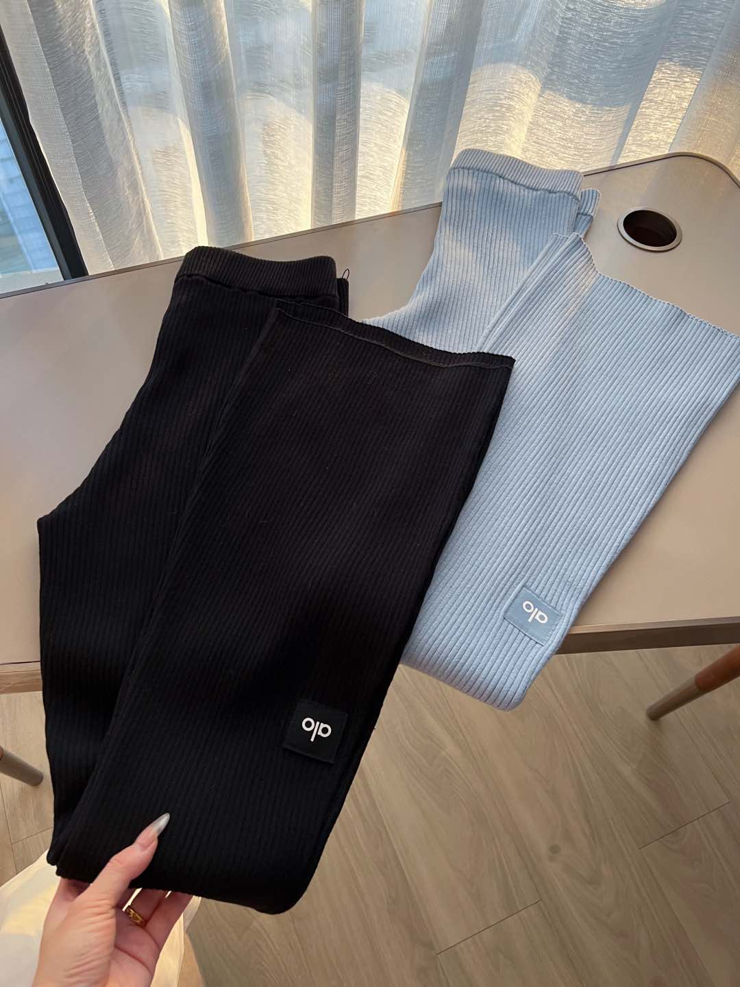 Alo leggings yoga light blue and black