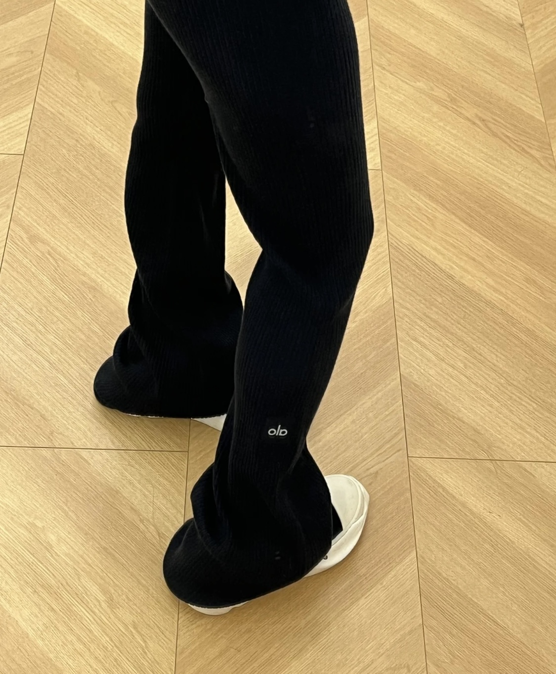 Alo Leggings Alo yoga logo