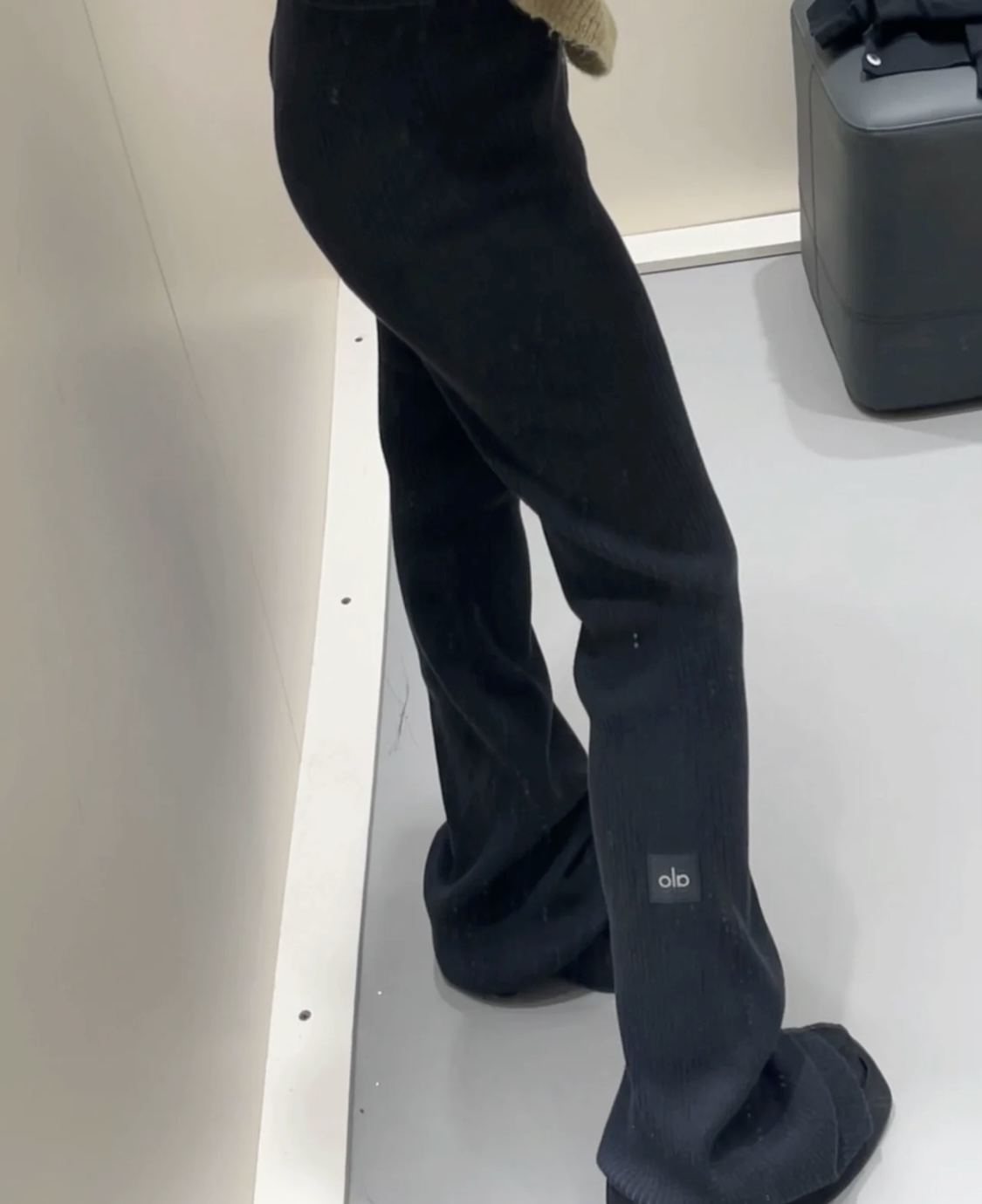 Alo Leggings Alo yoga logo
