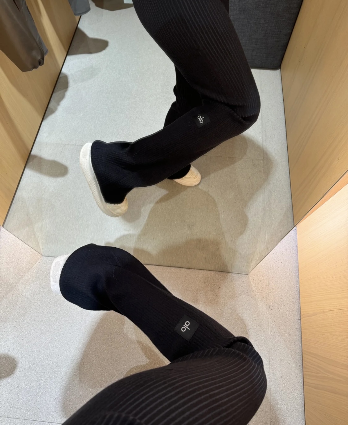 Alo Leggings Alo yoga logo