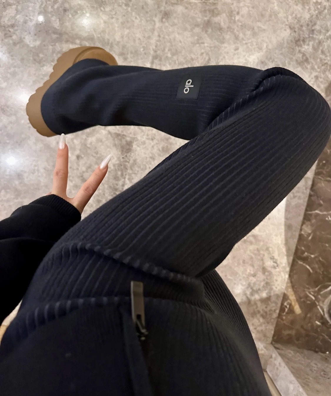 Alo Leggings Alo yoga logo