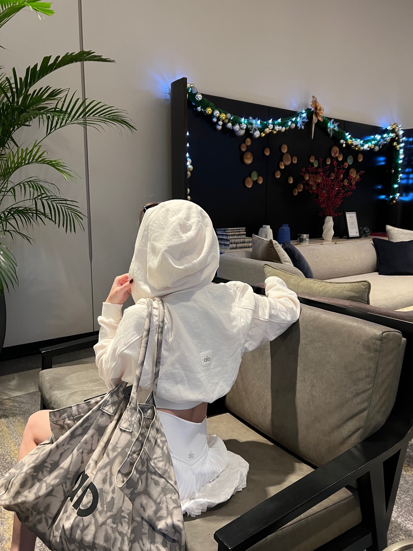 NO:306695,The feeling of street photography~ The feeling of relaxation is full!  !  Wear like this when spring begins. You can also arrange your plans to travel to the tropical landscape!  ,alexander wang19860909街拍的感觉～ 松弛感拉满！！ 开春了就这样穿 又去热带旅游打算的也可以安排！,,alexander wang,Women's clothing