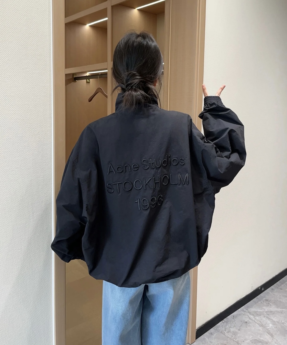NO:306716,Simple and clean outfit, sweet and cool girl's new personality, Acne has to be popular for so many years, whether it is a jacket or a jacket, it can be well controlled, easily wear it to express one's personality, acne studios, jackets & coats, alexander wang19860909简单干净的穿搭 甜酷少女新人设 Acne火这么多年一定有它的原因 无论是夹克还是冲锋衣 都能很好的拿捏 轻松穿出个性,,acne studios,jackets & coats,alexander wang,Women's clothing