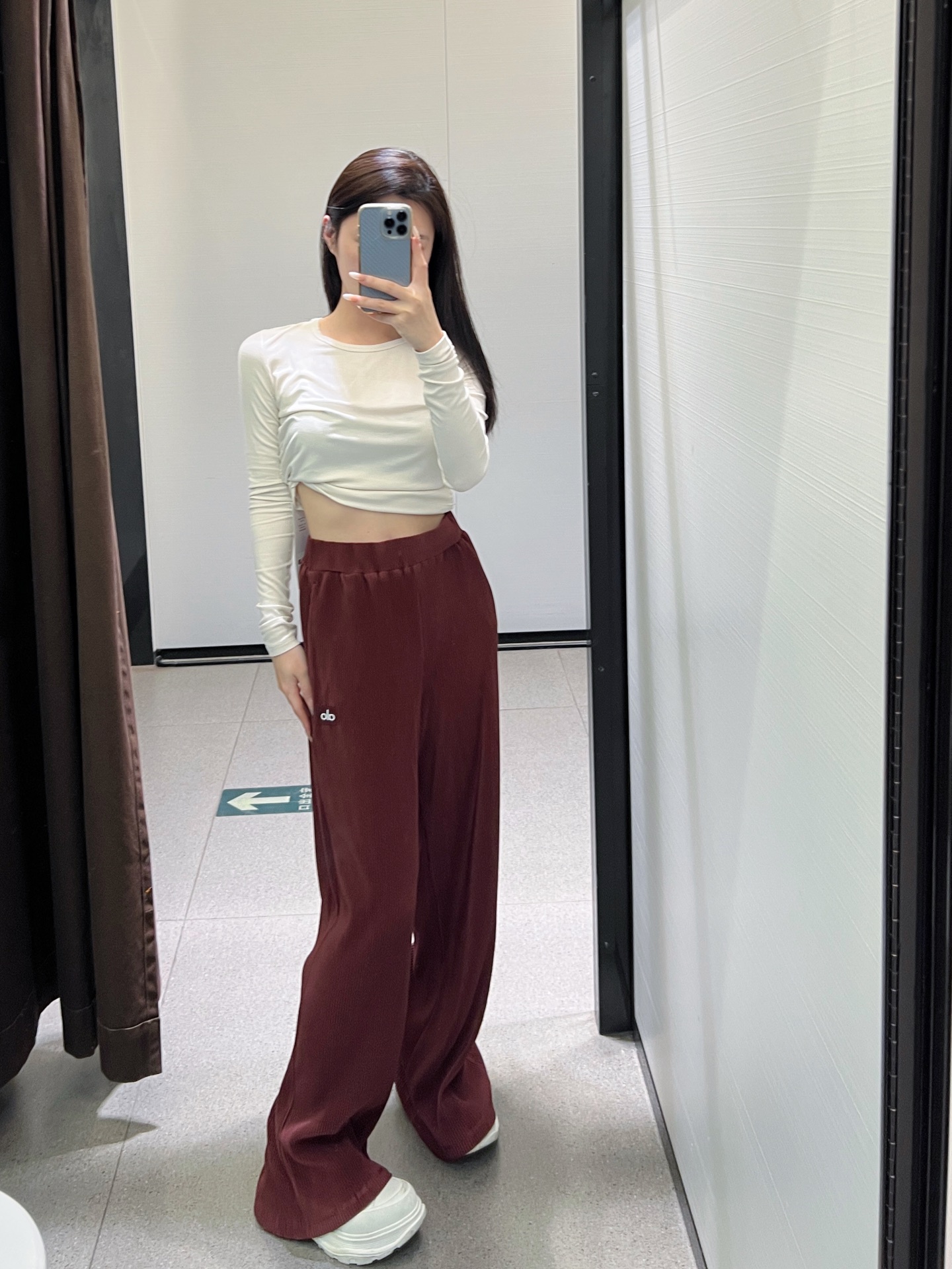 NO:311820,Bean paste red, with a little color aberration in the mirror. Refer to the tiled color. A little color is eaten when shooting. In fact, it will be brighter~ Very gentle and bright colors. Spring and summer require various colors to collide. Alexander wang19860909豆沙红 对镜拍有点色差 参考平铺颜色 远拍有点吃颜色 实际上会亮一些～ 很温柔明媚的颜色 春夏就是要各种色彩碰撞起来啊,,alexander wang,Women's clothing