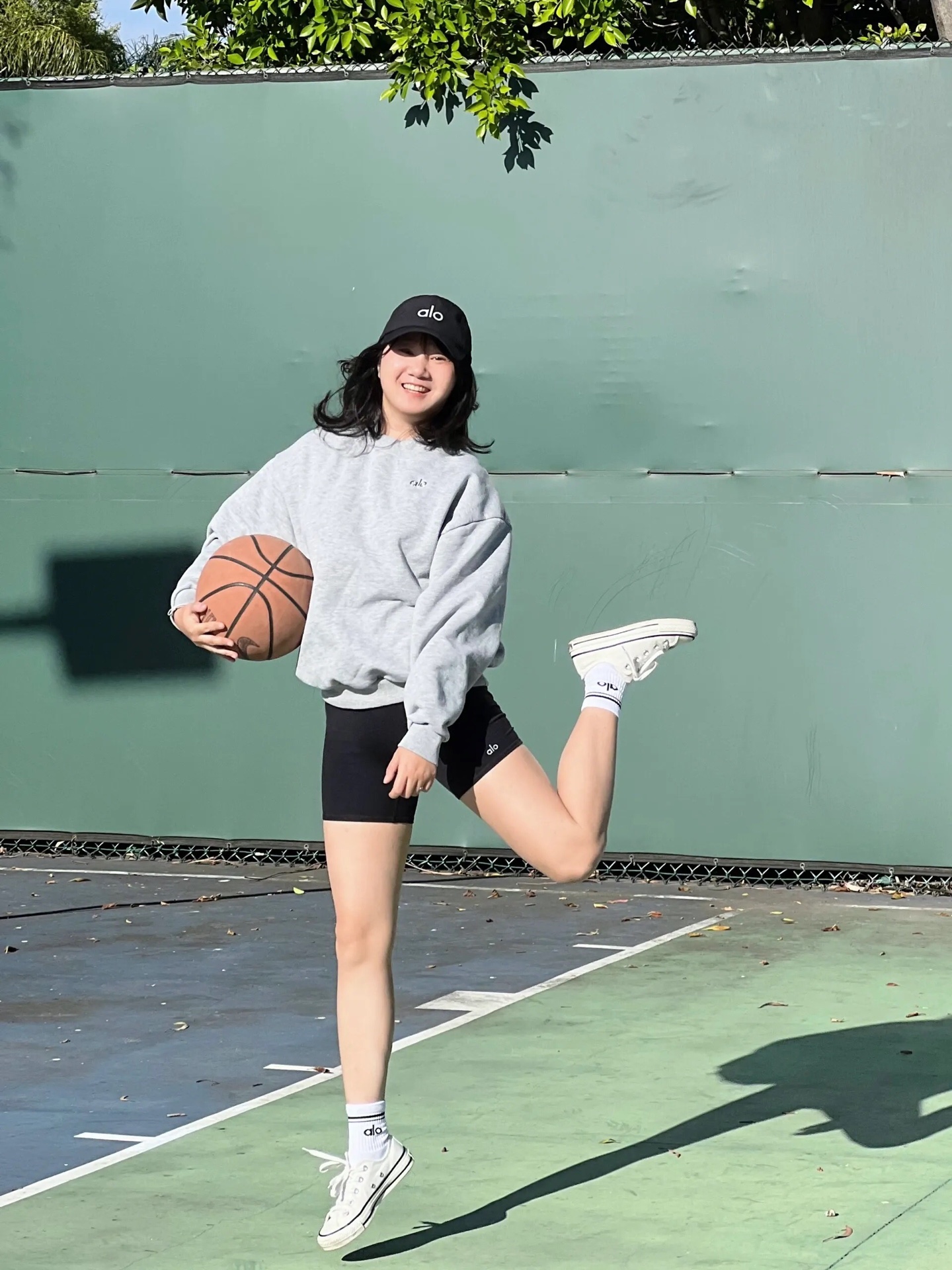 “Online Shopping: Allo’s Energetic Short Pants Style for Showing Off Legs” - 图片 1
