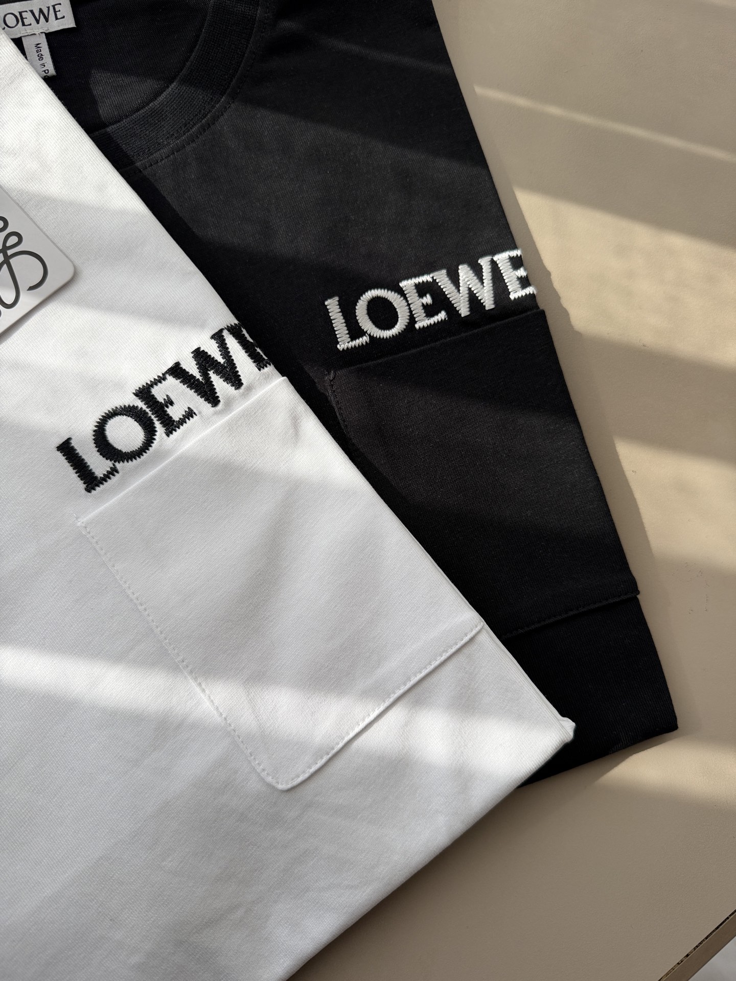 Футболка Loewe с вышивкой на кармане