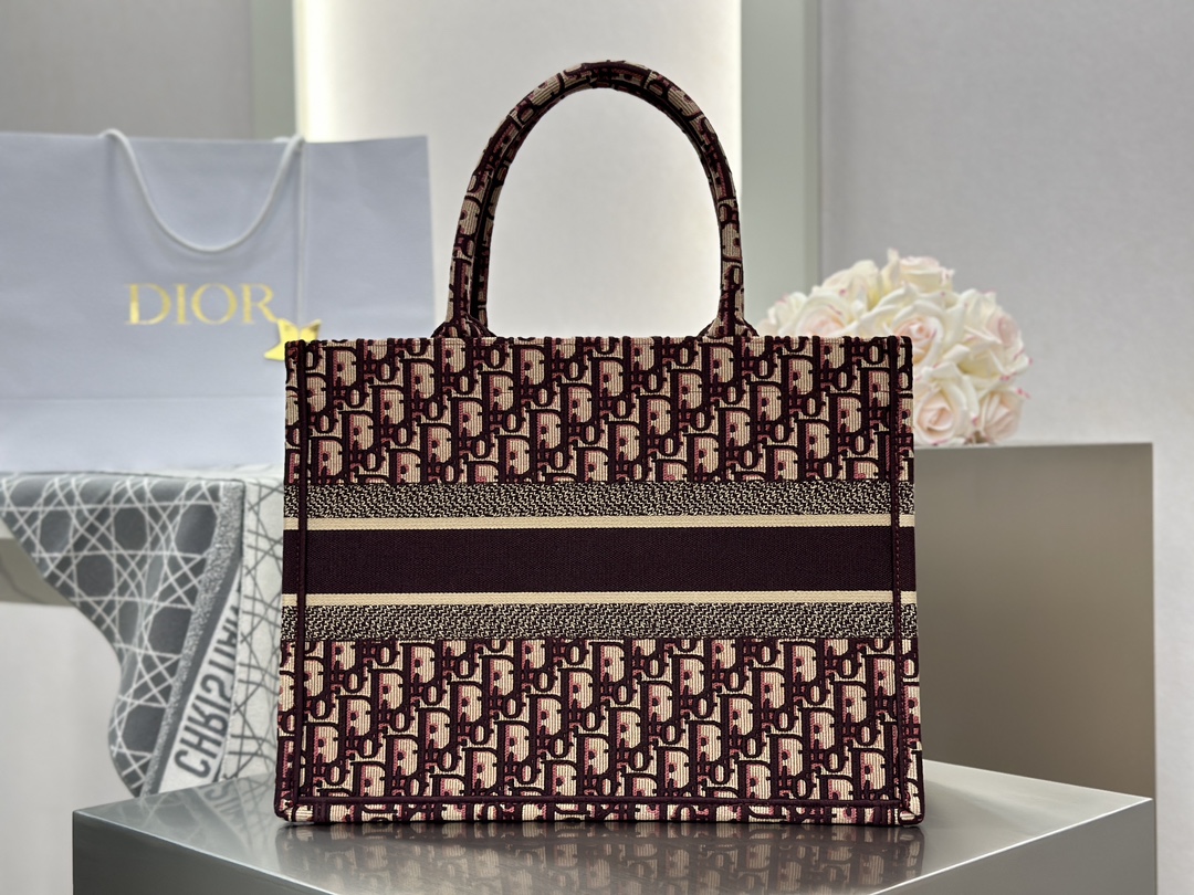 𝗗𝗶𝗼𝗿 𝗕𝗼𝗼𝗸 𝗧𝗼𝘁𝗲 中号托特❗ 酒红色老花中号现货 经典老花刺绣融入精致与奢华的细节。 婚包买D家托特真的不后