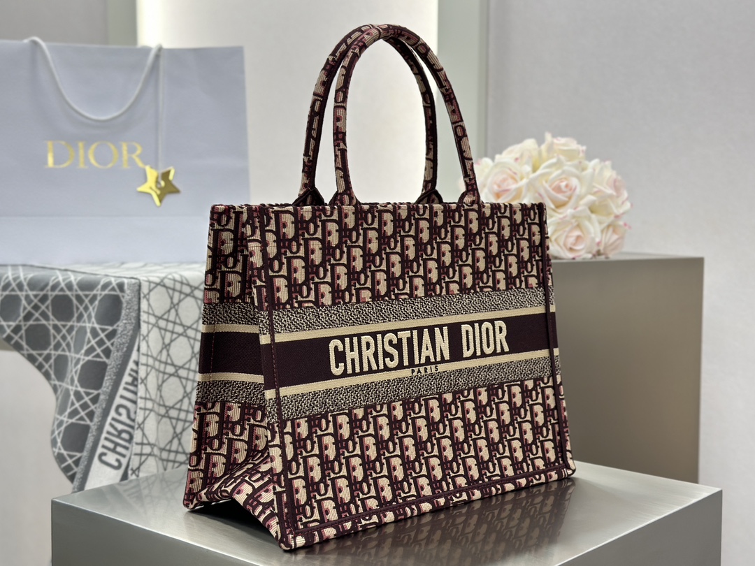𝗗𝗶𝗼𝗿 𝗕𝗼𝗼𝗸 𝗧𝗼𝘁𝗲 中号托特❗ 酒红色老花中号现货 经典老花刺绣融入精致与奢华的细节。 婚包买D家托特真的不后