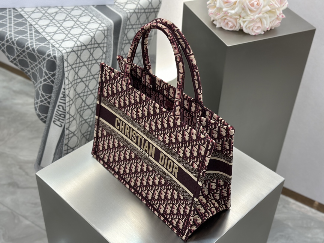 𝗗𝗶𝗼𝗿 𝗕𝗼𝗼𝗸 𝗧𝗼𝘁𝗲 中号托特❗ 酒红色老花中号现货 经典老花刺绣融入精致与奢华的细节。 婚包买D家托特真的不后