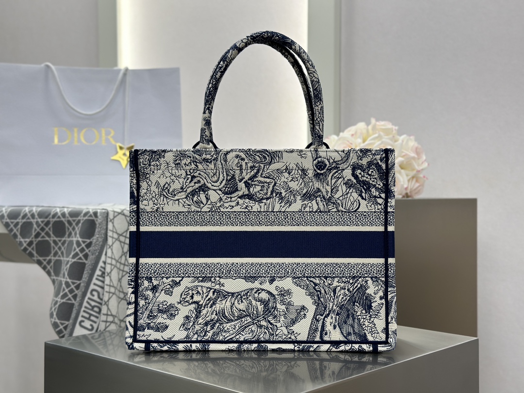 𝗗𝗶𝗼𝗿 𝗕𝗼𝗼𝗸 𝗧𝗼𝘁𝗲 中号托特❗蓝白老虎中号现货🔥𝑫家经典蓝白配色，超立体图案很有高级感。动物系