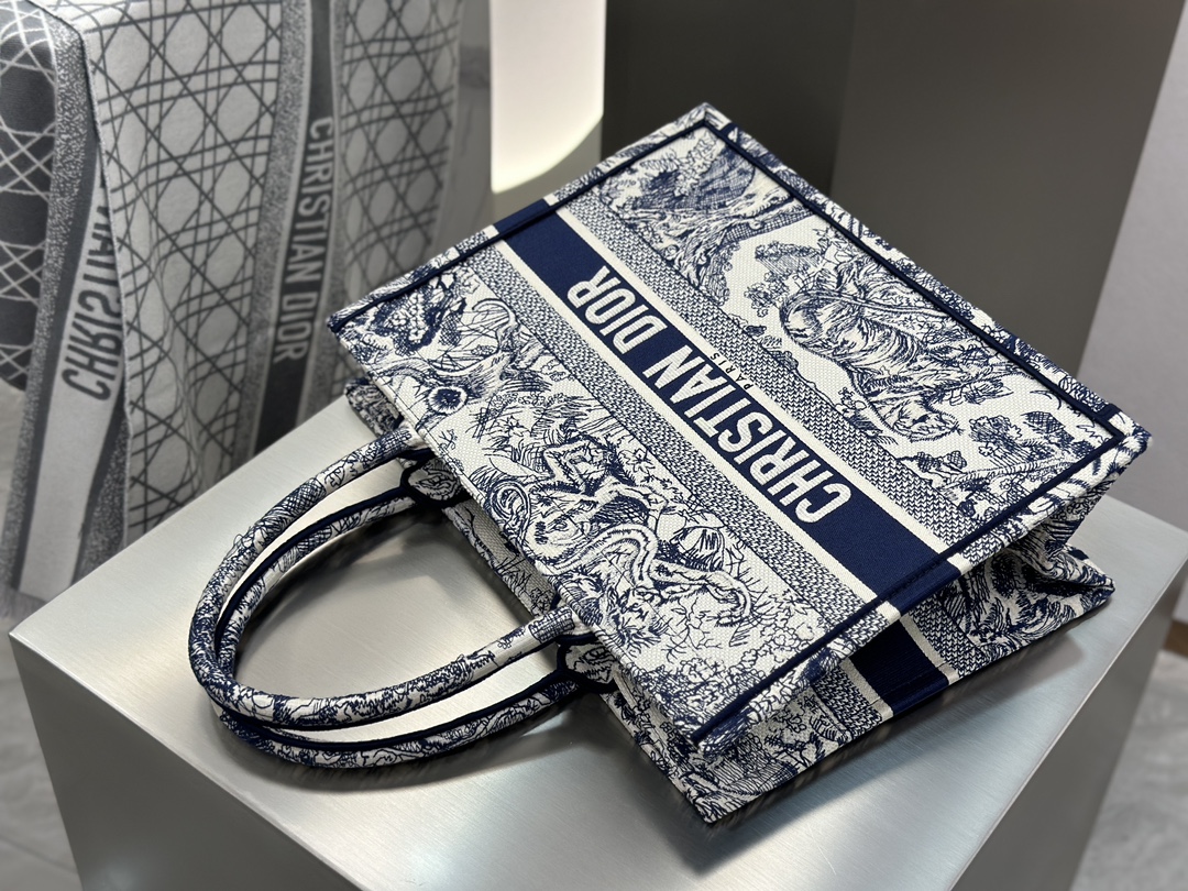 𝗗𝗶𝗼𝗿 𝗕𝗼𝗼𝗸 𝗧𝗼𝘁𝗲 中号托特❗蓝白老虎中号现货🔥𝑫家经典蓝白配色，超立体图案很有高级感。动物系