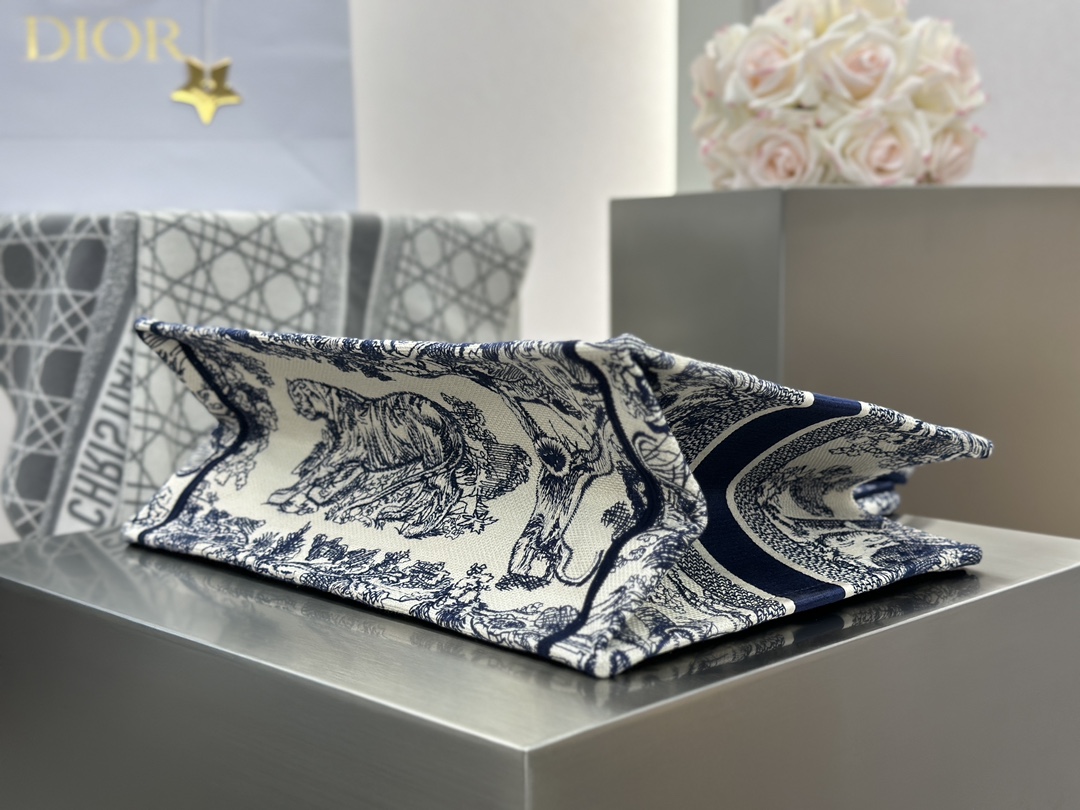 𝗗𝗶𝗼𝗿 𝗕𝗼𝗼𝗸 𝗧𝗼𝘁𝗲 中号托特❗蓝白老虎中号现货🔥𝑫家经典蓝白配色，超立体图案很有高级感。动物系