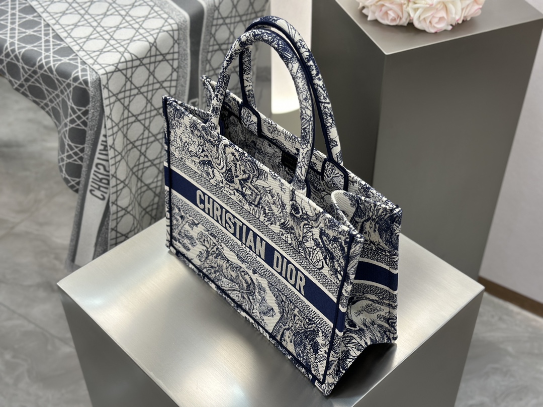 𝗗𝗶𝗼𝗿 𝗕𝗼𝗼𝗸 𝗧𝗼𝘁𝗲 中号托特❗蓝白老虎中号现货🔥𝑫家经典蓝白配色，超立体图案很有高级感。动物系