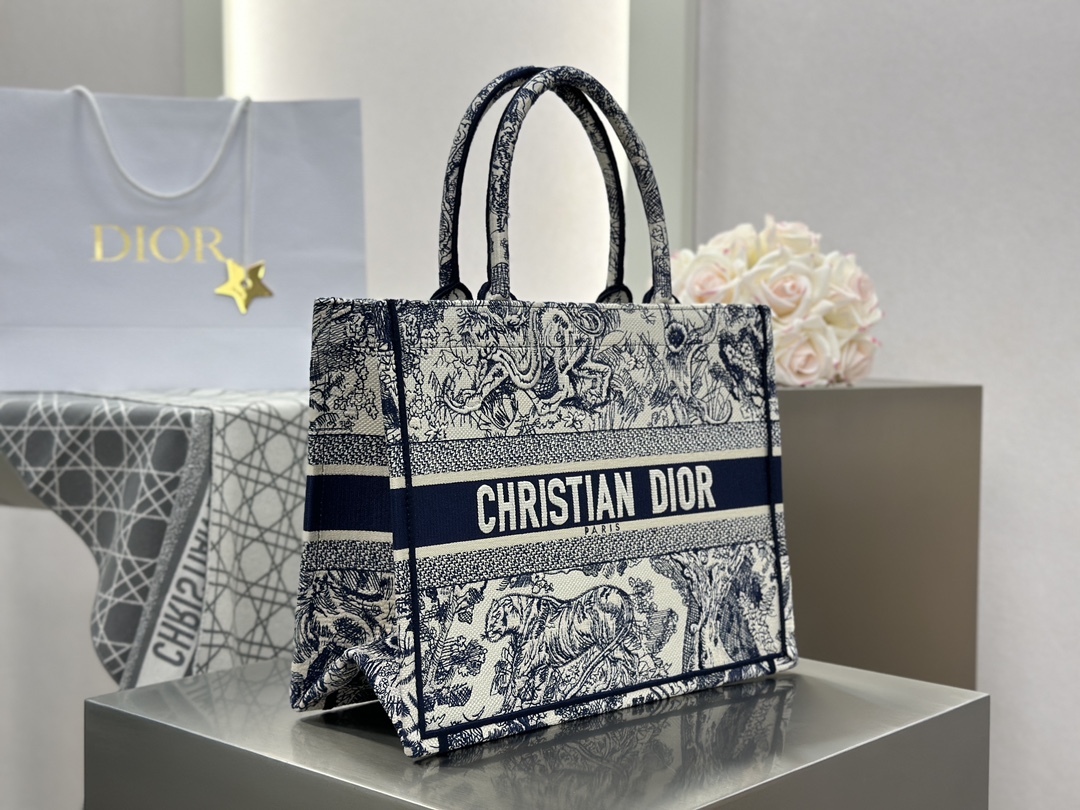 𝗗𝗶𝗼𝗿 𝗕𝗼𝗼𝗸 𝗧𝗼𝘁𝗲 中号托特❗蓝白老虎中号现货🔥𝑫家经典蓝白配色，超立体图案很有高级感。动物系