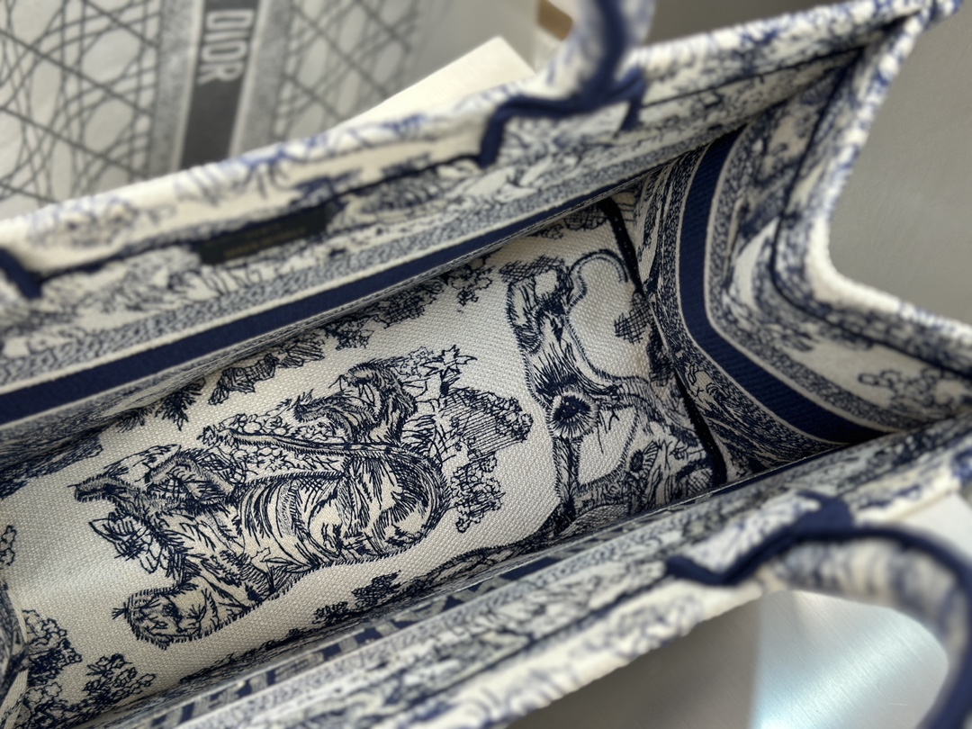 𝗗𝗶𝗼𝗿 𝗕𝗼𝗼𝗸 𝗧𝗼𝘁𝗲 中号托特❗蓝白老虎中号现货🔥𝑫家经典蓝白配色，超立体图案很有高级感。动物系