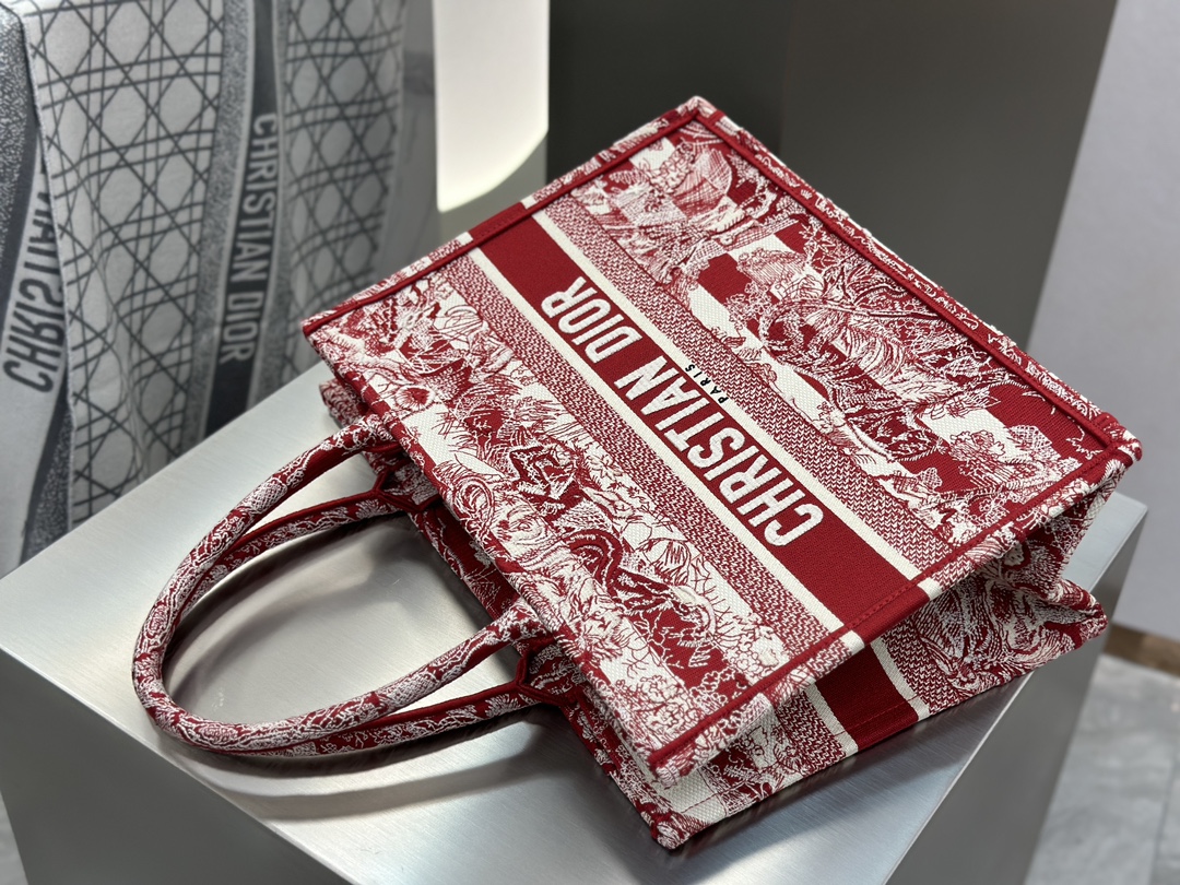 𝗗𝗶𝗼𝗿 𝗕𝗼𝗼𝗸 𝗧𝗼𝘁𝗲 中号托特❗条纹红老虎现货🔥动物园系列红色刺绣真的不要太高级❤️超喜庆/复古