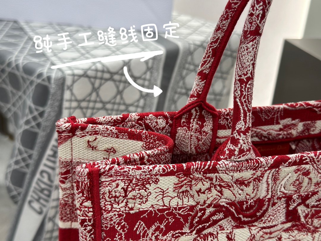 𝗗𝗶𝗼𝗿 𝗕𝗼𝗼𝗸 𝗧𝗼𝘁𝗲 中号托特❗条纹红老虎现货🔥动物园系列红色刺绣真的不要太高级❤️超喜庆/复古