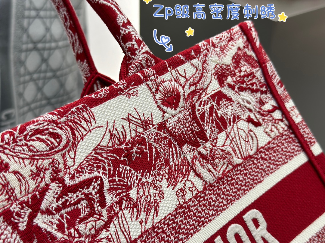 𝗗𝗶𝗼𝗿 𝗕𝗼𝗼𝗸 𝗧𝗼𝘁𝗲 中号托特❗条纹红老虎现货🔥动物园系列红色刺绣真的不要太高级❤️超喜庆/复古