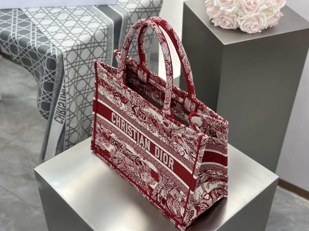 𝗗𝗶𝗼𝗿 𝗕𝗼𝗼𝗸 𝗧𝗼𝘁𝗲 中号托特❗条纹红老虎现货🔥动物园系列红色刺绣真的不要太高级❤️超喜庆/复古