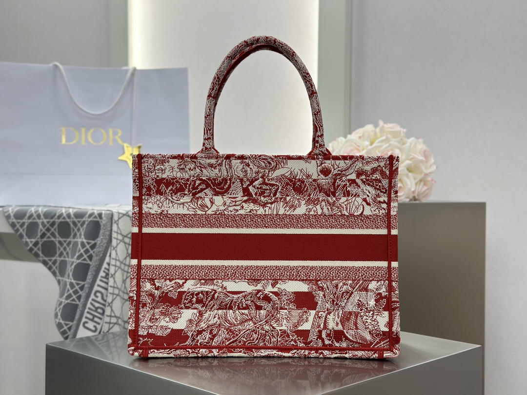 𝗗𝗶𝗼𝗿 𝗕𝗼𝗼𝗸 𝗧𝗼𝘁𝗲 中号托特❗条纹红老虎现货🔥动物园系列红色刺绣真的不要太高级❤️超喜庆/复古