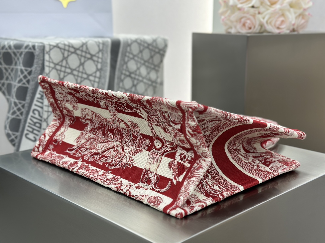 𝗗𝗶𝗼𝗿 𝗕𝗼𝗼𝗸 𝗧𝗼𝘁𝗲 中号托特❗条纹红老虎现货🔥动物园系列红色刺绣真的不要太高级❤️超喜庆/复古