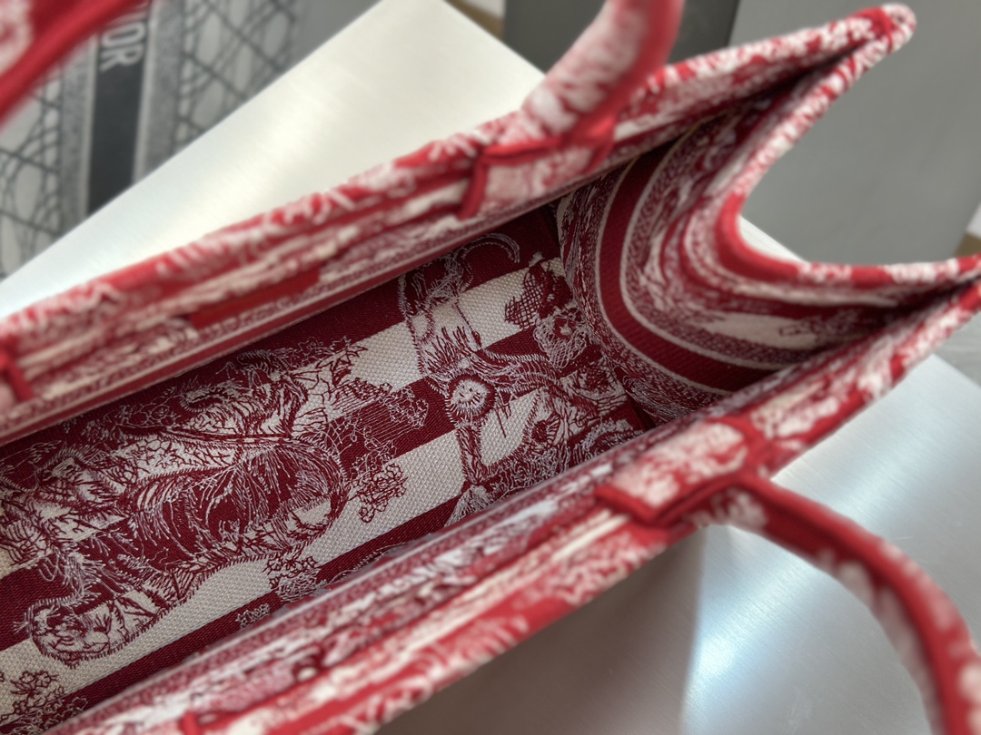 𝗗𝗶𝗼𝗿 𝗕𝗼𝗼𝗸 𝗧𝗼𝘁𝗲 中号托特❗条纹红老虎现货🔥动物园系列红色刺绣真的不要太高级❤️超喜庆/复古