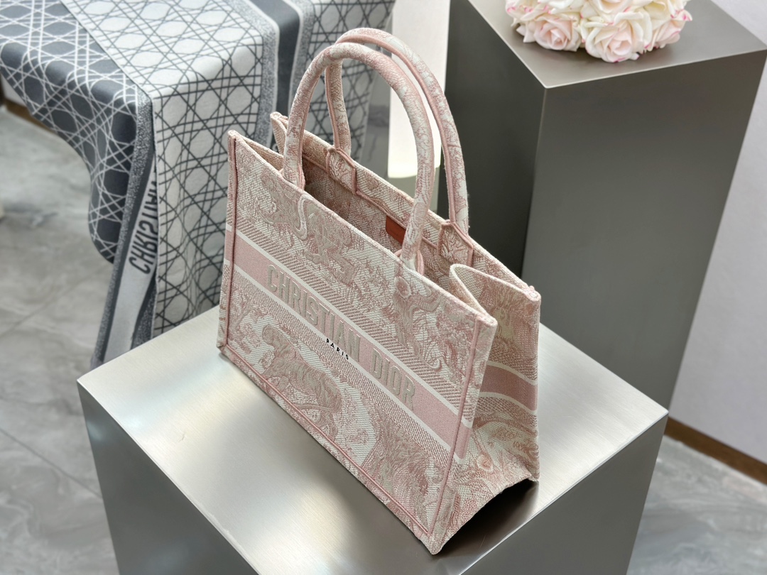 𝗗𝗶𝗼𝗿 𝗕𝗼𝗼𝗸 𝗧𝗼𝘁𝗲 中号托特❗粉色老虎中号现货🔥一整个被温柔住了，动物园系列的粉色𝑻𝒊𝒓𝒈𝒆 