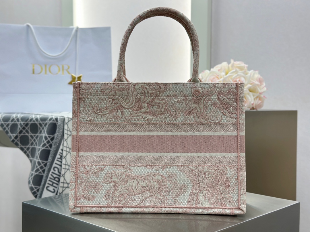 𝗗𝗶𝗼𝗿 𝗕𝗼𝗼𝗸 𝗧𝗼𝘁𝗲 中号托特❗粉色老虎中号现货🔥一整个被温柔住了，动物园系列的粉色𝑻𝒊𝒓𝒈𝒆 