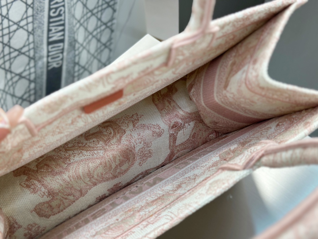 𝗗𝗶𝗼𝗿 𝗕𝗼𝗼𝗸 𝗧𝗼𝘁𝗲 中号托特❗粉色老虎中号现货🔥一整个被温柔住了，动物园系列的粉色𝑻𝒊𝒓𝒈𝒆 