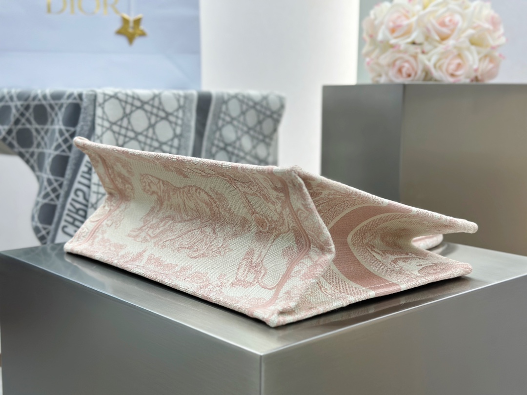 𝗗𝗶𝗼𝗿 𝗕𝗼𝗼𝗸 𝗧𝗼𝘁𝗲 中号托特❗粉色老虎中号现货🔥一整个被温柔住了，动物园系列的粉色𝑻𝒊𝒓𝒈𝒆 