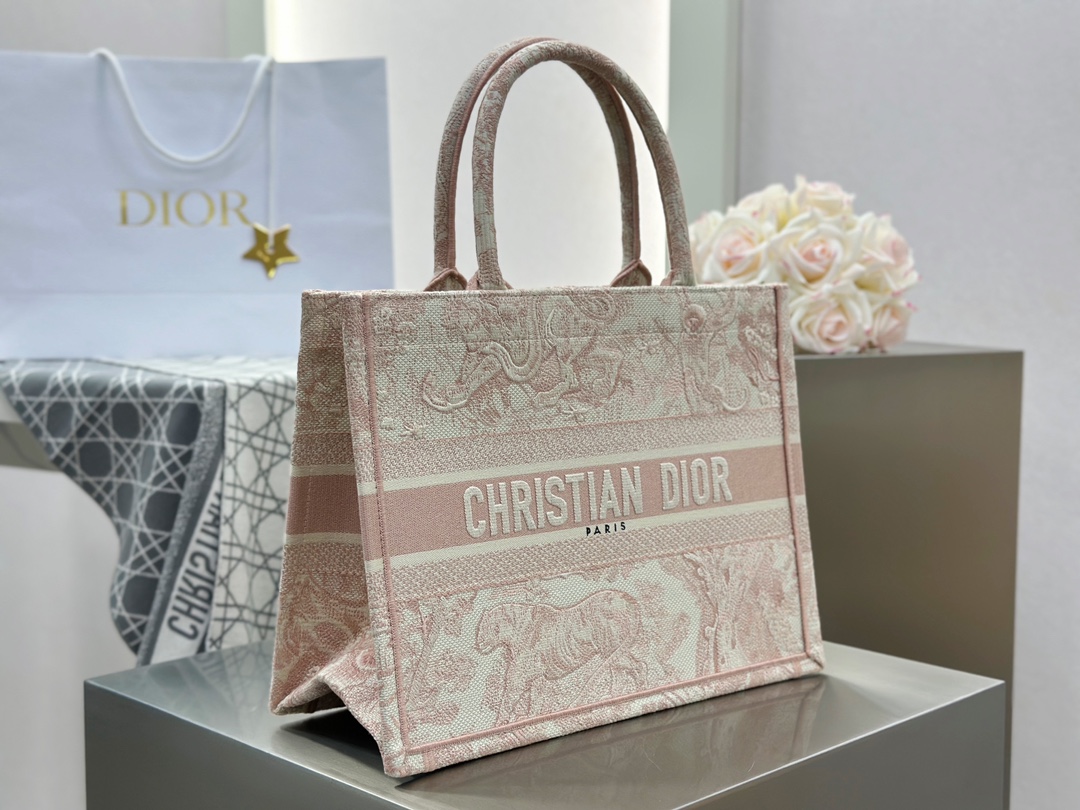 𝗗𝗶𝗼𝗿 𝗕𝗼𝗼𝗸 𝗧𝗼𝘁𝗲 中号托特❗粉色老虎中号现货🔥一整个被温柔住了，动物园系列的粉色𝑻𝒊𝒓𝒈𝒆 