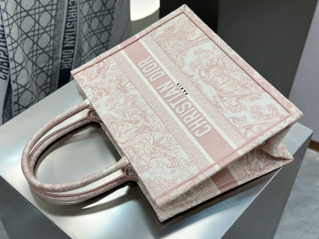 𝗗𝗶𝗼𝗿 𝗕𝗼𝗼𝗸 𝗧𝗼𝘁𝗲 中号托特❗粉色老虎中号现货🔥一整个被温柔住了，动物园系列的粉色𝑻𝒊𝒓𝒈𝒆 