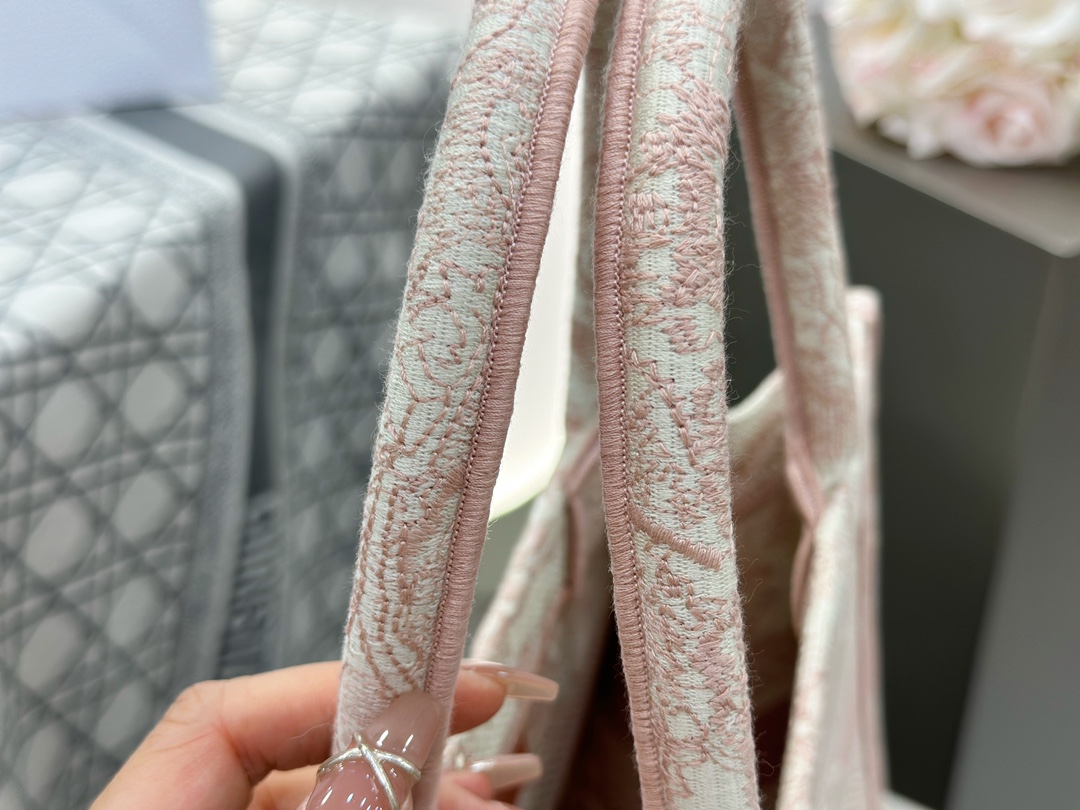 𝗗𝗶𝗼𝗿 𝗕𝗼𝗼𝗸 𝗧𝗼𝘁𝗲 中号托特❗粉色老虎中号现货🔥一整个被温柔住了，动物园系列的粉色𝑻𝒊𝒓𝒈𝒆 