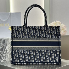 𝗗𝗶𝗼𝗿 𝗕𝗼𝗼𝗸 𝗧𝗼𝘁𝗲 中号托特❗ 蓝色老花中号现货 满满的高级感 出街通勤巨百搭 标志性经典蓝色𝑂𝑏𝑙𝑖𝑞𝑢𝑒 𝗗𝗶𝗼𝗿 𝗕𝗼𝗼𝗸 𝗧𝗼𝘁𝗲 中号托特❗ 蓝色老花中号现货 满满的高级感 出街通勤巨百搭 标志性经典蓝色𝑂𝑏𝑙𝑖𝑞𝑢𝑒