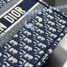 𝗗𝗶𝗼𝗿 𝗕𝗼𝗼𝗸 𝗧𝗼𝘁𝗲 中号托特❗ 蓝色老花中号现货 满满的高级感 出街通勤巨百搭 标志性经典蓝色𝑂𝑏𝑙𝑖𝑞𝑢𝑒 𝗗𝗶𝗼𝗿 𝗕𝗼𝗼𝗸 𝗧𝗼𝘁𝗲 中号托特❗ 蓝色老花中号现货 满满的高级感 出街通勤巨百搭 标志性经典蓝色𝑂𝑏𝑙𝑖𝑞𝑢𝑒