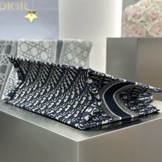 𝗗𝗶𝗼𝗿 𝗕𝗼𝗼𝗸 𝗧𝗼𝘁𝗲 中号托特❗ 蓝色老花中号现货 满满的高级感 出街通勤巨百搭 标志性经典蓝色𝑂𝑏𝑙𝑖𝑞𝑢𝑒 𝗗𝗶𝗼𝗿 𝗕𝗼𝗼𝗸 𝗧𝗼𝘁𝗲 中号托特❗ 蓝色老花中号现货 满满的高级感 出街通勤巨百搭 标志性经典蓝色𝑂𝑏𝑙𝑖𝑞𝑢𝑒