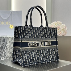 𝗗𝗶𝗼𝗿 𝗕𝗼𝗼𝗸 𝗧𝗼𝘁𝗲 中号托特❗ 蓝色老花中号现货 满满的高级感 出街通勤巨百搭 标志性经典蓝色𝑂𝑏𝑙𝑖𝑞𝑢𝑒 𝗗𝗶𝗼𝗿 𝗕𝗼𝗼𝗸 𝗧𝗼𝘁𝗲 中号托特❗ 蓝色老花中号现货 满满的高级感 出街通勤巨百搭 标志性经典蓝色𝑂𝑏𝑙𝑖𝑞𝑢𝑒