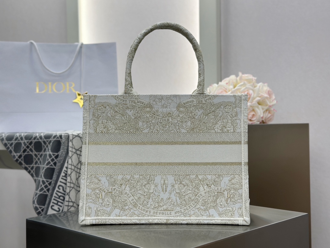 𝗗𝗶𝗼𝗿 𝗕𝗼𝗼𝗸 𝗧𝗼𝘁𝗲 中号托特❗白金蝴蝶效应中号现货🔥白金配色温柔梦幻 即有奢华感又具时尚。一出