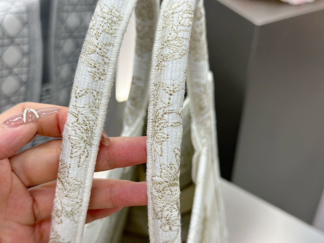 𝗗𝗶𝗼𝗿 𝗕𝗼𝗼𝗸 𝗧𝗼𝘁𝗲 中号托特❗白金蝴蝶效应中号现货🔥白金配色温柔梦幻 即有奢华感又具时尚。一出