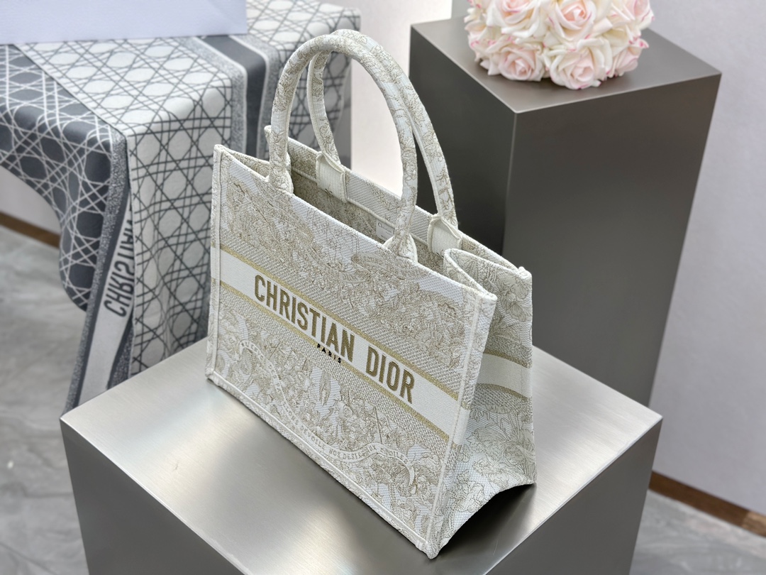 𝗗𝗶𝗼𝗿 𝗕𝗼𝗼𝗸 𝗧𝗼𝘁𝗲 中号托特❗白金蝴蝶效应中号现货🔥白金配色温柔梦幻 即有奢华感又具时尚。一出