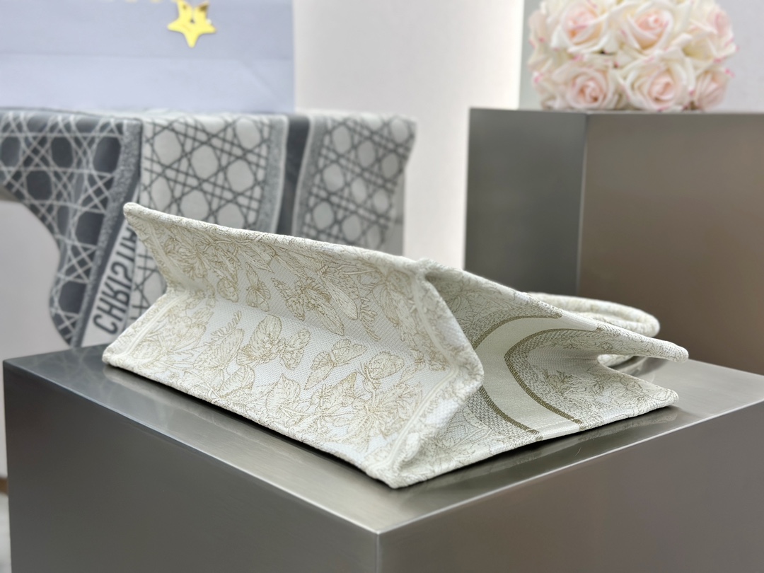 𝗗𝗶𝗼𝗿 𝗕𝗼𝗼𝗸 𝗧𝗼𝘁𝗲 中号托特❗白金蝴蝶效应中号现货🔥白金配色温柔梦幻 即有奢华感又具时尚。一出